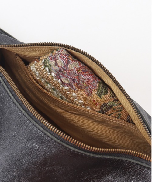 toleur（トーラ）の「toleur カウレザーロールショルダー（ショルダーバッグ・レディース・ブラック/ワイン/ブラウン/ラベンダー/グレー/マスタード・FREE）」の21枚目の写真