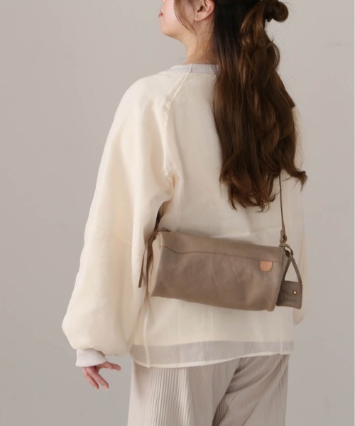 toleur（トーラ）の「toleur カウレザーロールショルダー（ショルダーバッグ・レディース・ブラック/ワイン/ブラウン/ラベンダー/グレー/マスタード・FREE）」の9枚目の写真