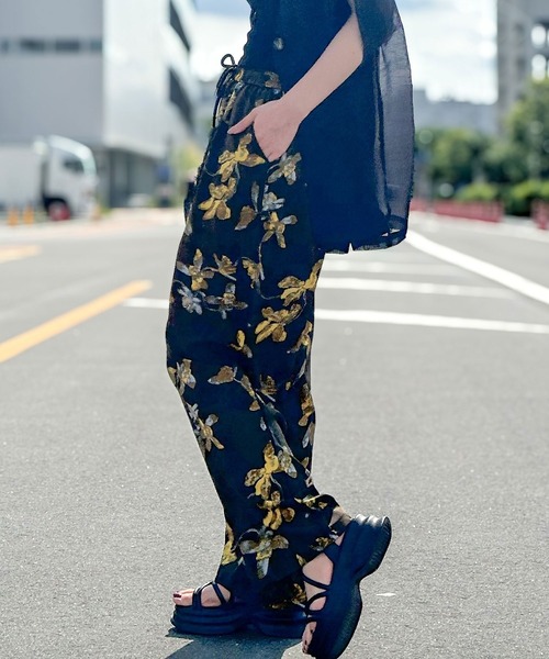 SpRay(スプレイ)の「花柄リラックスパンツ(その他パンツ・レディース・チャコールグレー/グレー/ブラック/カーキ・FREE)」の17枚目の写真