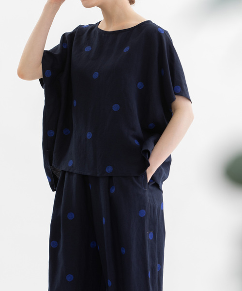 nop de nod(ノップドゥノッド)の「リネンレーヨンpolka刺繍ノーカラートップス(シャツ/ブラウス・レディース・ネイビー/ブラック/ダークグレー・M)」の1枚目の写真