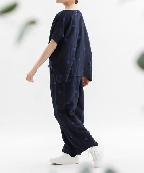 nop de nod(ノップドゥノッド)の「リネンレーヨンpolka刺繍ノーカラートップス(シャツ/ブラウス・レディース・ネイビー/ブラック/ダークグレー・M)」の11枚目の写真