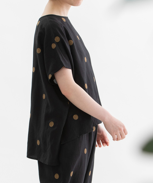 nop de nod(ノップドゥノッド)の「リネンレーヨンpolka刺繍ノーカラートップス(シャツ/ブラウス・レディース・ネイビー/ブラック/ダークグレー・M)」の4枚目の写真