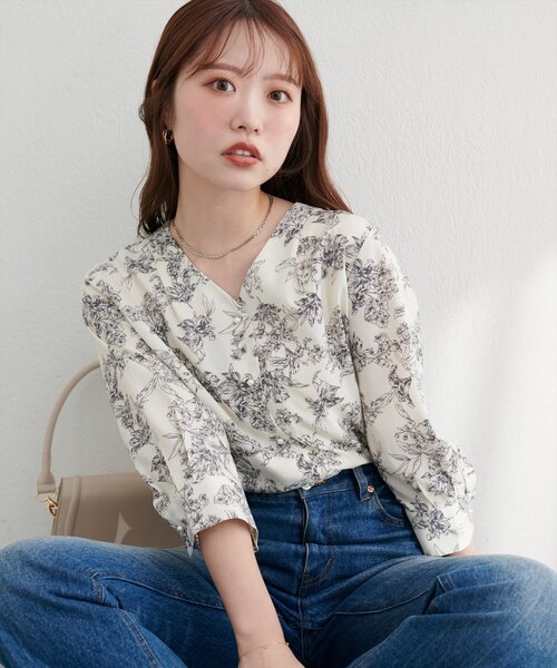 natural couture（ナチュラルクチュール）の「パール釦Vネック７分袖ブラウス（シャツ/ブラウス・レディース・その他2/その他1/サックスブルー/ピンクベージュ/チャコールグレー/オフホワイト・FREE）」の5枚目の写真