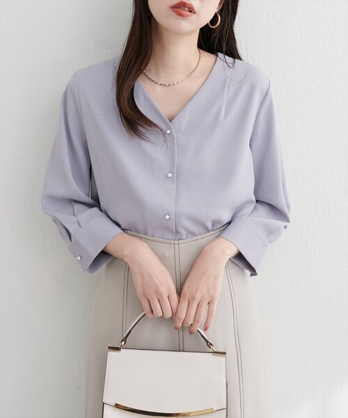 natural couture（ナチュラルクチュール）の「パール釦Vネック７分袖ブラウス（シャツ/ブラウス・レディース・その他2/その他1/サックスブルー/ピンクベージュ/チャコールグレー/オフホワイト・FREE）」の3枚目の写真