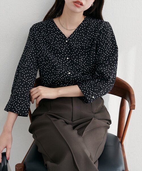 natural couture（ナチュラルクチュール）の「パール釦Vネック７分袖ブラウス（シャツ/ブラウス・レディース・その他2/その他1/サックスブルー/ピンクベージュ/チャコールグレー/オフホワイト・FREE）」の11枚目の写真