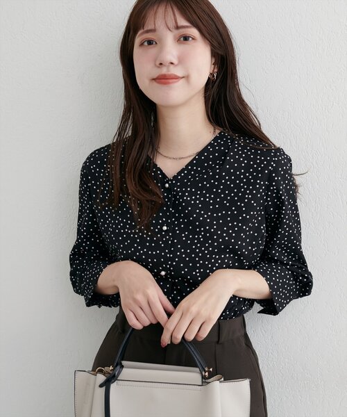 natural couture（ナチュラルクチュール）の「パール釦Vネック７分袖ブラウス（シャツ/ブラウス・レディース・その他2/その他1/サックスブルー/ピンクベージュ/チャコールグレー/オフホワイト・FREE）」の14枚目の写真