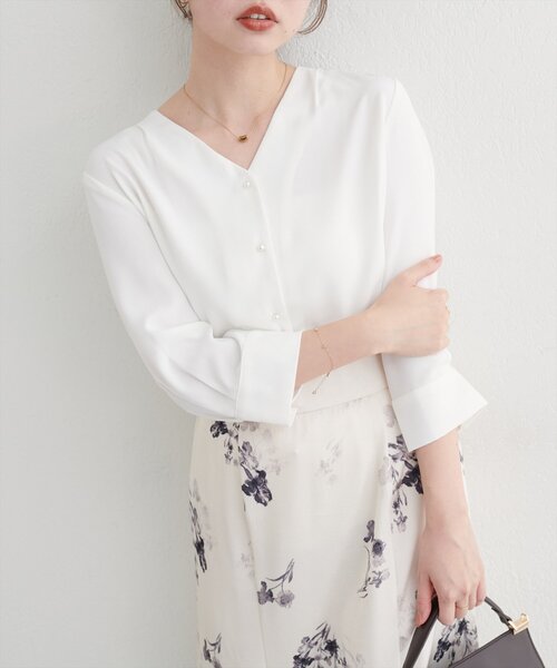 natural couture（ナチュラルクチュール）の「パール釦Vネック７分袖ブラウス（シャツ/ブラウス・レディース・その他2/その他1/サックスブルー/ピンクベージュ/チャコールグレー/オフホワイト・FREE）」の17枚目の写真