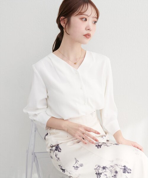 natural couture（ナチュラルクチュール）の「パール釦Vネック７分袖ブラウス（シャツ/ブラウス・レディース・その他2/その他1/サックスブルー/ピンクベージュ/チャコールグレー/オフホワイト・FREE）」の19枚目の写真