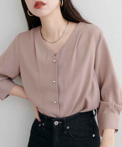 natural couture（ナチュラルクチュール）の「パール釦Vネック７分袖ブラウス（シャツ/ブラウス・レディース・その他2/その他1/サックスブルー/ピンクベージュ/チャコールグレー/オフホワイト・FREE）」の4枚目の写真