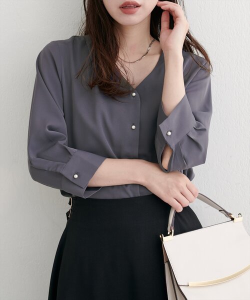 natural couture（ナチュラルクチュール）の「パール釦Vネック７分袖ブラウス（シャツ/ブラウス・レディース・その他2/その他1/サックスブルー/ピンクベージュ/チャコールグレー/オフホワイト・FREE）」の2枚目の写真