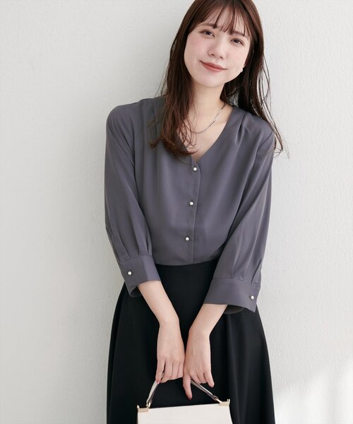 natural couture（ナチュラルクチュール）の「パール釦Vネック７分袖ブラウス（シャツ/ブラウス・レディース・その他2/その他1/サックスブルー/ピンクベージュ/チャコールグレー/オフホワイト・FREE）」の8枚目の写真