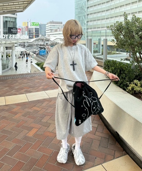 Never mind the XU / Chikashitsu+（ネバーマインド ザ エックスユー / チカシツプラス）の「【Nerd out XU】usagi knit knapsack / 【ナードアウトエックスユー】ウサギプリントニットナップサック（バックパック/リュック・レディース・ブラック・ONE SIZE）」の2枚目の写真