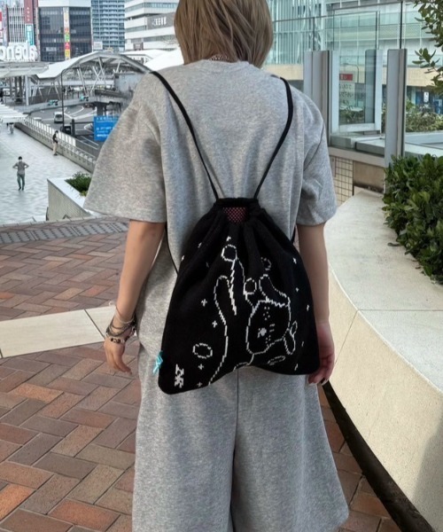Never mind the XU / Chikashitsu+（ネバーマインド ザ エックスユー / チカシツプラス）の「【Nerd out XU】usagi knit knapsack / 【ナードアウトエックスユー】ウサギプリントニットナップサック（バックパック/リュック・レディース・ブラック・ONE SIZE）」の3枚目の写真