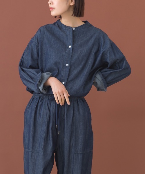 OMNES（オムネス）の「シャンブレーヨーク切替バンドカラー長袖シャツ（シャツ/ブラウス・レディース・ライトブルー/ダークブルー・FREE）」の7枚目の写真