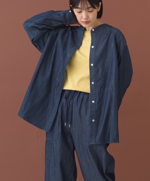 OMNES（オムネス）の「シャンブレーヨーク切替バンドカラー長袖シャツ（シャツ/ブラウス・レディース・ライトブルー/ダークブルー・FREE）」の5枚目の写真