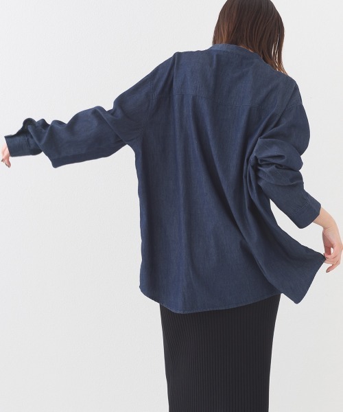 OMNES（オムネス）の「シャンブレーヨーク切替バンドカラー長袖シャツ（シャツ/ブラウス・レディース・ライトブルー/ダークブルー・FREE）」の3枚目の写真