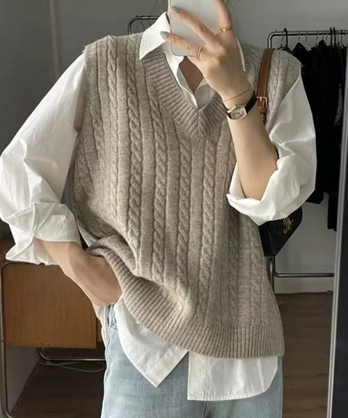 SEU(エスイーユー)の「今日のシーンにもぴったりフィット。ケーブル編み Vネック ゆったり ニットベスト ベストジレ オフィスカジュアル きれいめカジュアル レディース 韓国(ベスト・レディース・ベージュ/ブラック/アイボリー/グレー・フリー)」の4枚目の写真