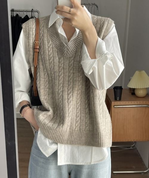 SEU(エスイーユー)の「今日のシーンにもぴったりフィット。ケーブル編み Vネック ゆったり ニットベスト ベストジレ オフィスカジュアル きれいめカジュアル レディース 韓国(ベスト・レディース・ベージュ/ブラック/アイボリー/グレー・フリー)」の9枚目の写真