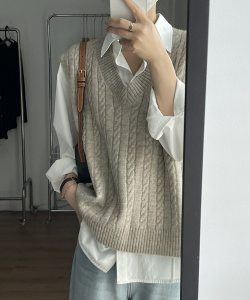 SEU(エスイーユー)の「今日のシーンにもぴったりフィット。ケーブル編み Vネック ゆったり ニットベスト ベストジレ オフィスカジュアル きれいめカジュアル レディース 韓国(ベスト・レディース・ベージュ/ブラック/アイボリー/グレー・フリー)」の11枚目の写真