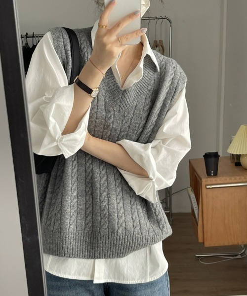 SEU(エスイーユー)の「今日のシーンにもぴったりフィット。ケーブル編み Vネック ゆったり ニットベスト ベストジレ オフィスカジュアル きれいめカジュアル レディース 韓国(ベスト・レディース・ベージュ/ブラック/アイボリー/グレー・フリー)」の15枚目の写真