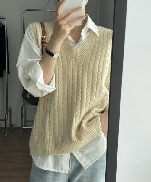 SEU(エスイーユー)の「今日のシーンにもぴったりフィット。ケーブル編み Vネック ゆったり ニットベスト ベストジレ オフィスカジュアル きれいめカジュアル レディース 韓国(ベスト・レディース・ベージュ/ブラック/アイボリー/グレー・フリー)」の18枚目の写真