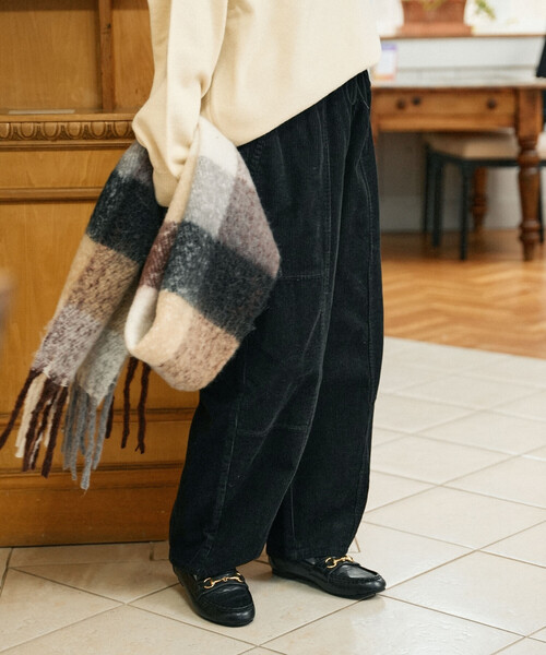 FREAK'S STORE（フリークスストア）の「＜新色追加＞コーデュロイバルーンパンツ/カーブパンツ（その他パンツ・レディース・オフホワイト/ブラック/ブラウン/ピンク/ベージュ・SMALL/MEDIUM）」の2枚目の写真