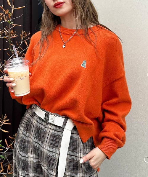 DOUBLE NAME（ダブルネーム）の「【m:rex】ミニ恐竜ワッペンもちもちニットプルオーバー（ニット/セーター・レディース・オレンジ/オフホワイト/ブルー・FREE）」の8枚目の写真