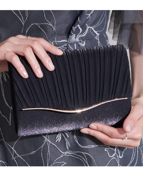 Cupid Heart（キューピッドハート）の「【Cupid Heart】結婚式用！ラメプリーツサテンクラッチバッグ（クラッチバッグ・レディース・ブラック/シルバー/ベージュ・MEDIUM）」の2枚目の写真