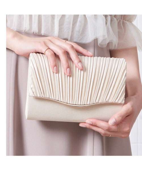 Cupid Heart（キューピッドハート）の「【Cupid Heart】結婚式用！ラメプリーツサテンクラッチバッグ（クラッチバッグ・レディース・ブラック/シルバー/ベージュ・MEDIUM）」の4枚目の写真