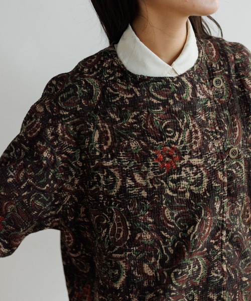 AMERICAN RAG CIE（アメリカンラグシー）の「LEIN Kanthaブロックプリントダブルジャケット（ノーカラージャケット・レディース・ブラウン/ピンク・FREE）」の16枚目の写真