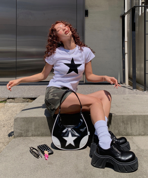 YOUHEE(ユヒ)の「STAR LEATHER HOBO BAG BLACK(ショルダーバッグ・レディース・その他・FREE)」の2枚目の写真
