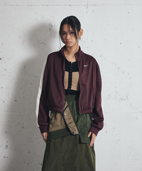 NIKE（ナイキ）の「ナイキ スポーツウェア ウィメンズ トラックジャケット / Nike Sportswear Women's Track Jacket IM7445-652 Burgundy Crush（ブルゾン・レディース・バーガンディー・S/XS/L/M/XL）」の2枚目の写真