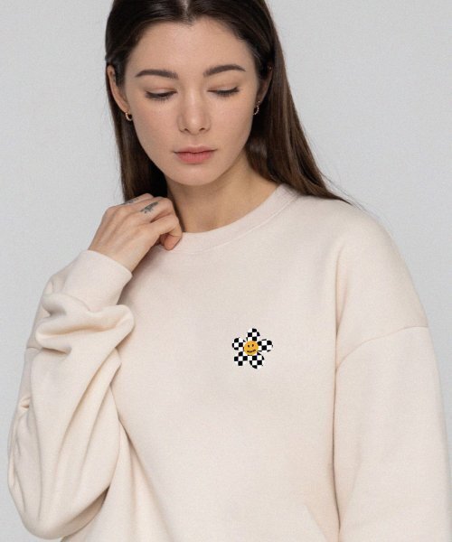 GRAVER（グレーバー）の「[ユニセックス] チェッカーボード スモールフラワー スウェット_クリーム（スウェット・レディース・アイボリー・LARGE/MEDIUM/SMALL/X-LARGE）」の2枚目の写真