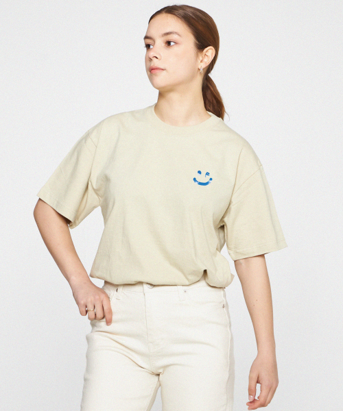 GRAVER（グレーバー）の「[ユニセックス]SKY クラウド ドローイングスマイル 半袖Tシャツ_サンドベージュ（Tシャツ/カットソー・レディース・ベージュ・X-LARGE/LARGE/MEDIUM/SMALL）」の2枚目の写真