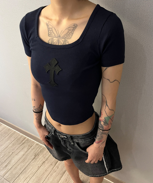 BORN SLIPPY（ボーンスリッピー）の「Cross Square Neck T-shirt (Navy)（Tシャツ/カットソー・レディース・その他・FREE）」の8枚目の写真