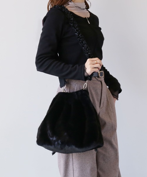 sankyo shokai(サンキョウショウカイ)の「フェイクファー巾着バッグ ショルダーバッグ(ショルダーバッグ・レディース・ライトグレー/ブラック/ベージュ・FREE)」の2枚目の写真