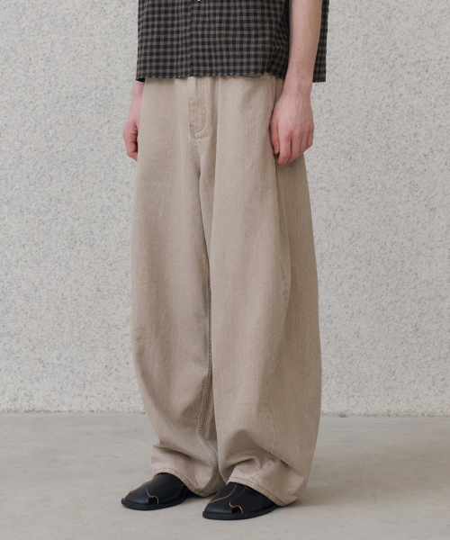 NOUN(ノウン)の「wide curved denim pants (sand beige)(デニムパンツ・メンズ・その他・0/1/2)」の1枚目の写真