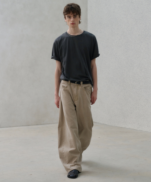 NOUN(ノウン)の「wide curved denim pants (sand beige)(デニムパンツ・メンズ・その他・0/1/2)」の2枚目の写真