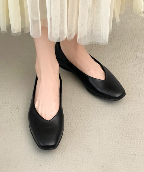 Shoes in Closet(シューズインクローゼット)の「【やわらか 軽い】スクエア Vカット ベーシック フラット パンプス 3027(パンプス・レディース・グレイッシュベージュ/ブラック・24.5cm/24.0cm/23.5cm/23.0cm/22.5cm/25.0cm/22.0cm)」の1枚目の写真