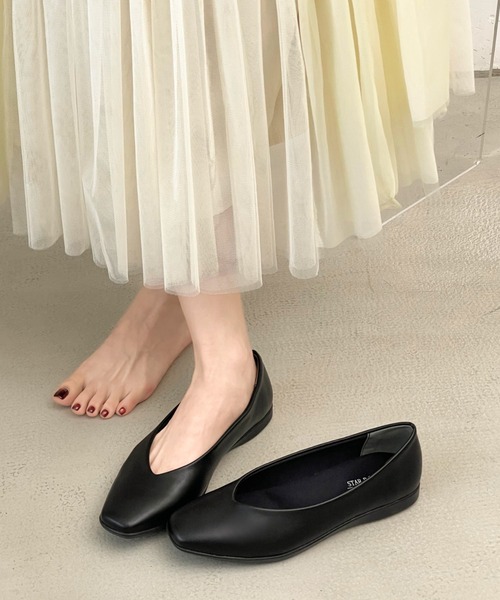 Shoes in Closet(シューズインクローゼット)の「【やわらか 軽い】スクエア Vカット ベーシック フラット パンプス 3027(パンプス・レディース・グレイッシュベージュ/ブラック・24.5cm/24.0cm/23.5cm/23.0cm/22.5cm/25.0cm/22.0cm)」の3枚目の写真