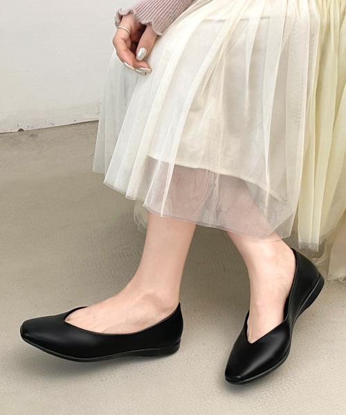 Shoes in Closet(シューズインクローゼット)の「【やわらか 軽い】スクエア Vカット ベーシック フラット パンプス 3027(パンプス・レディース・グレイッシュベージュ/ブラック・24.5cm/24.0cm/23.5cm/23.0cm/22.5cm/25.0cm/22.0cm)」の4枚目の写真