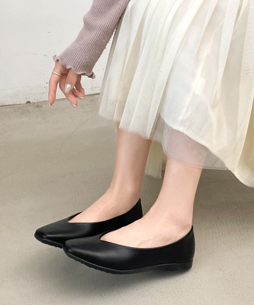 Shoes in Closet(シューズインクローゼット)の「【やわらか 軽い】スクエア Vカット ベーシック フラット パンプス 3027(パンプス・レディース・グレイッシュベージュ/ブラック・24.5cm/24.0cm/23.5cm/23.0cm/22.5cm/25.0cm/22.0cm)」の5枚目の写真