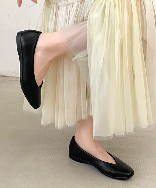 Shoes in Closet(シューズインクローゼット)の「【やわらか 軽い】スクエア Vカット ベーシック フラット パンプス 3027(パンプス・レディース・グレイッシュベージュ/ブラック・24.5cm/24.0cm/23.5cm/23.0cm/22.5cm/25.0cm/22.0cm)」の6枚目の写真