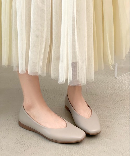 Shoes in Closet(シューズインクローゼット)の「【やわらか 軽い】スクエア Vカット ベーシック フラット パンプス 3027(パンプス・レディース・グレイッシュベージュ/ブラック・24.5cm/24.0cm/23.5cm/23.0cm/22.5cm/25.0cm/22.0cm)」の11枚目の写真