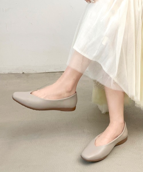 Shoes in Closet(シューズインクローゼット)の「【やわらか 軽い】スクエア Vカット ベーシック フラット パンプス 3027(パンプス・レディース・グレイッシュベージュ/ブラック・24.5cm/24.0cm/23.5cm/23.0cm/22.5cm/25.0cm/22.0cm)」の13枚目の写真