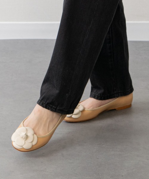 inter-chaussures（インターショシュール）の「【FABIO RUSCONI】ラウンドトウフラットカメリアバレエ(F61513)（パンプス・レディース・アイボリー/ベージュ・39/38/37/36/35）」の2枚目の写真