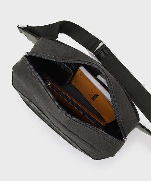 tk.TAKEO KIKUCHI(ティーケータケオキクチ)の「【保冷】レクタングルボディバッグ(ボディバッグ/ウエストポーチ・メンズ・チャコールグレー/ダークグリーン/ネイビー・00)」の7枚目の写真