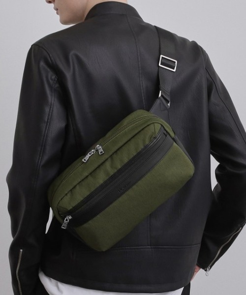 tk.TAKEO KIKUCHI(ティーケータケオキクチ)の「【保冷】レクタングルボディバッグ(ボディバッグ/ウエストポーチ・メンズ・チャコールグレー/ダークグリーン/ネイビー・00)」の2枚目の写真