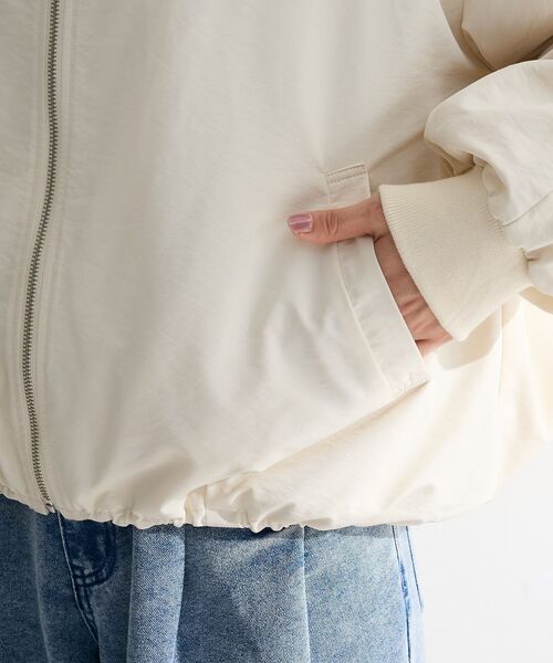 Green　Parks（グリーンパークス）の「撥水加工フード付ブルゾン（ブルゾン・レディース・カーキ/ホワイト系その他2/グレー・FREE）」の13枚目の写真