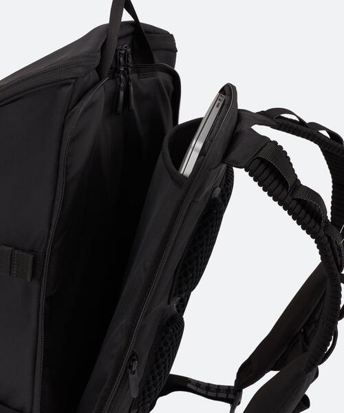 UNDER ARMOUR(アンダーアーマー)の「UAクール バックパック 4.0 30リットル(トレーニング/メンズ/レディース)(バックパック/リュック・レディース・ブラック・ONESIZE)」の3枚目の写真